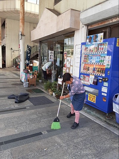 店舗外の掃き掃除